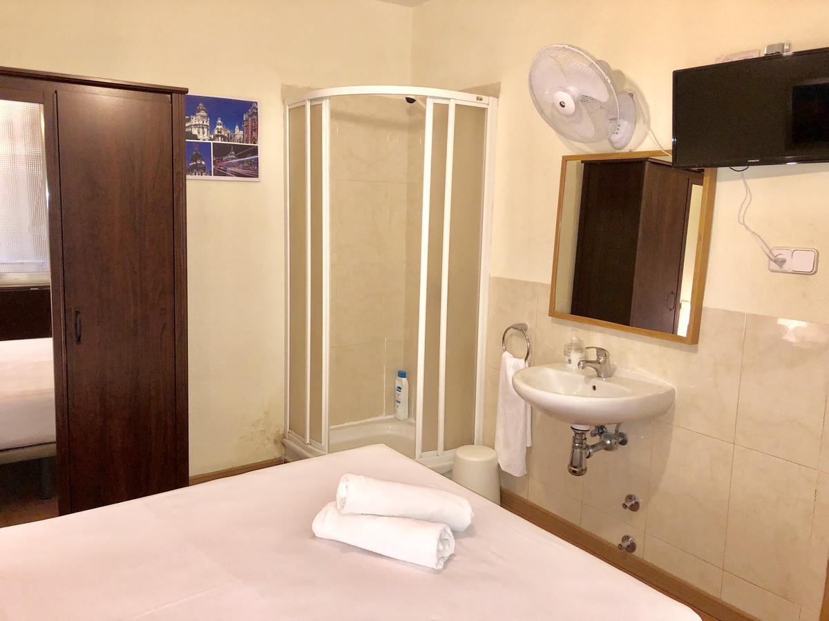 Hostal Arriaza Madrid Exteriör bild