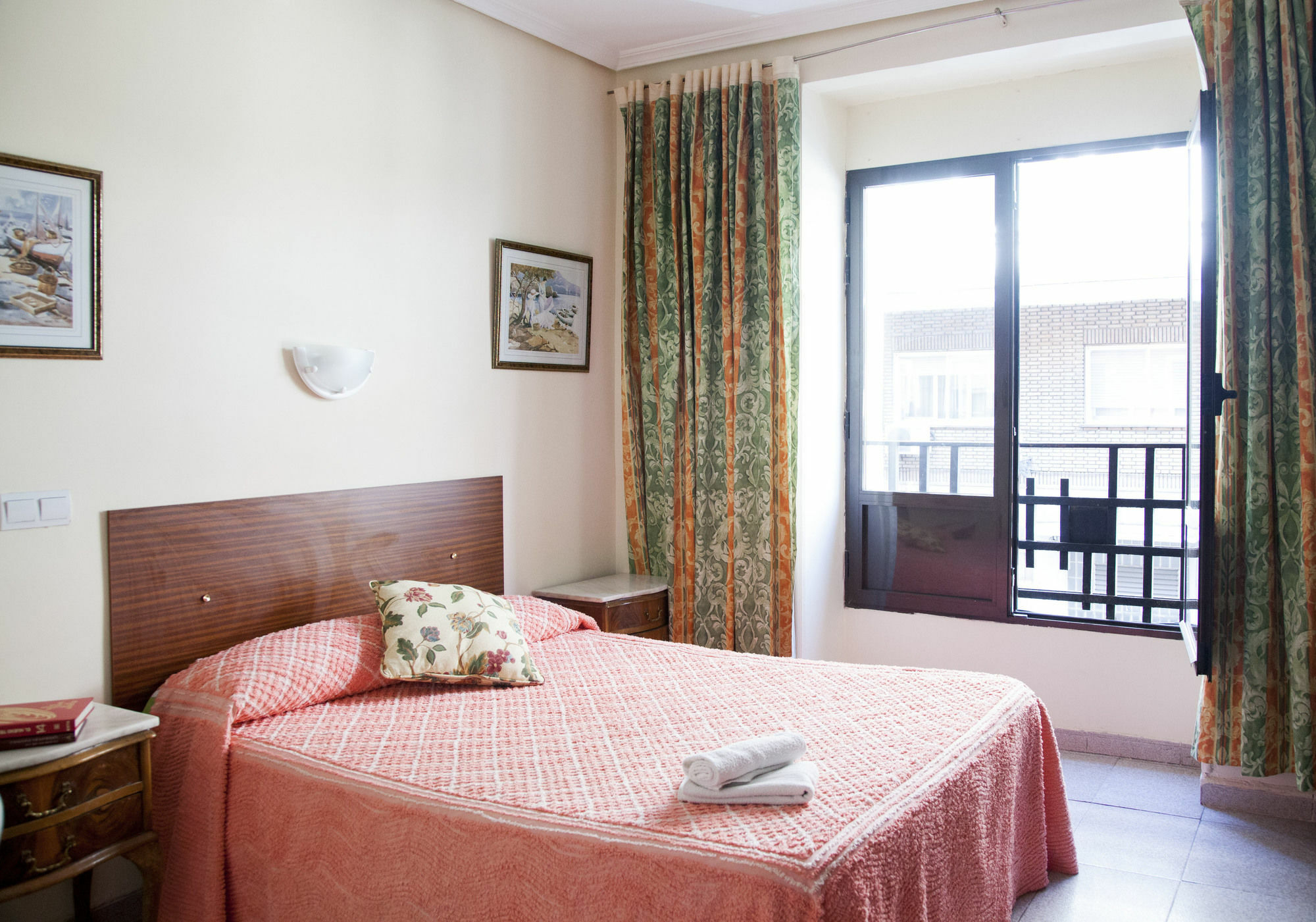 Hostal Arriaza Madrid Exteriör bild